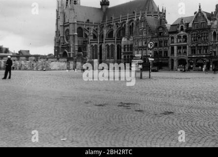 1943 - place du marché et cathédrale Saint-Martin, Ypres, Flandre Occidentale Belgique Banque D'Images