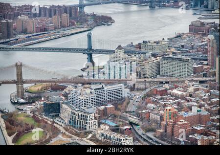 New York du point de vue hélicoptère. Ponts de Brooklyn et de Manhattan avec gratte-ciel de Manhattan une journée trouble. Banque D'Images