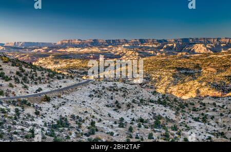 Le secteur de la bidonterie de Hogback, vue de la Highway 12 sur le canyon de Calf Creek, au lever du soleil, Grand escalier-Escalante National Monument, Utah, États-Unis Banque D'Images