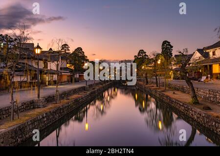 Quartier historique de Kurashiki Bikan. Paysage urbain connu pour les murs blancs japonais de résidences et de saules bordant les rives de la rivière Banque D'Images