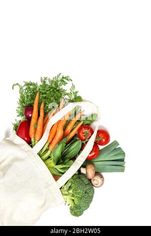 Légumes en sachet de coton. Tomate, concombre, brocoli, carottes, salade. Concept de zéro déchet Banque D'Images