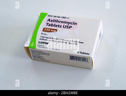 WEST WINDSOR, NJ -11 APR 2020- un paquet de comprimés d'antibiotiques Azithromycin. Ce médicament a été utilisé dans le traitement de COVID-19. Banque D'Images