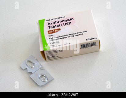 WEST WINDSOR, NJ -11 APR 2020- un paquet de comprimés d'antibiotiques Azithromycin. Ce médicament a été utilisé dans le traitement de COVID-19. Banque D'Images