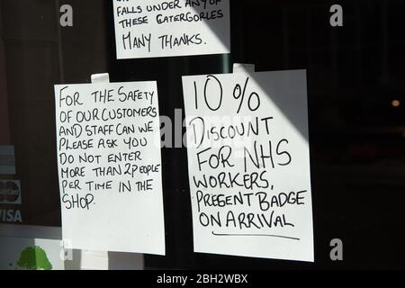 Burnham, Buckinghamshire, Royaume-Uni. 23 avril 2020. Une réduction de 10 % pour les travailleurs du NHS dans une vitrine de magasins à Burnham Village High Street pendant la pandémie de coronavirus. Crédit : Maureen McLean/Alay Live News Banque D'Images