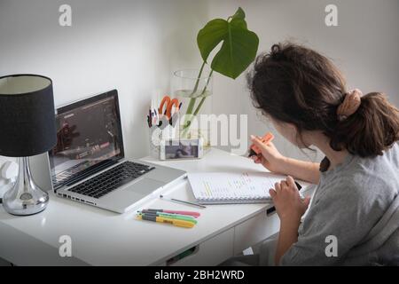 la scolarisation à domicile dans une chambre au Royaume-Uni pendant la fermeture des écoles en raison de la pandémie de coronavirus en 2020 Banque D'Images