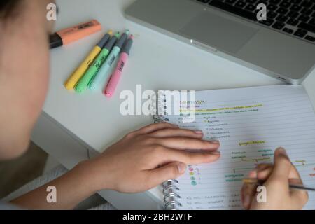 la scolarisation à domicile dans une chambre au Royaume-Uni pendant la fermeture des écoles en raison de la pandémie de coronavirus en 2020 Banque D'Images