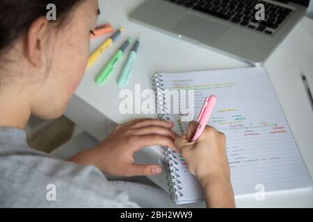 la scolarisation à domicile dans une chambre au Royaume-Uni pendant la fermeture des écoles en raison de la pandémie de coronavirus en 2020 Banque D'Images