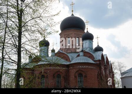 District de Pushkinsky, région de Vladimir, Russie, 11 mai 2013. Couvent Vvedensky sur l'île. Vvedenskaya ostrovnaya zhenskaya pustyn. Svyato Vvedenskiy Khra Banque D'Images