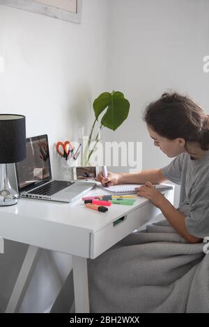 la scolarisation à domicile dans une chambre au Royaume-Uni pendant la fermeture des écoles en raison de la pandémie de coronavirus en 2020 Banque D'Images