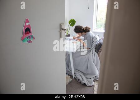 la scolarisation à domicile dans une chambre au Royaume-Uni pendant la fermeture des écoles en raison de la pandémie de coronavirus en 2020 Banque D'Images