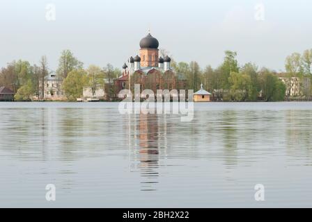 District de Pushkinsky, région de Vladimir, Russie, 11 mai 2013. Couvent Vvedensky sur l'île. Vvedenskaya ostrovnaya zhenskaya pustyn. Svyato Vvedenskiy Khra Banque D'Images