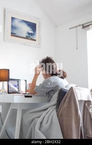 la scolarisation à domicile dans une chambre au Royaume-Uni pendant la fermeture des écoles en raison de la pandémie de coronavirus en 2020 Banque D'Images