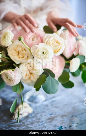 Mariage de mariage avec Blush Cloony Ranunculus et roses pivoines. Bouquet OLIVIA ROSE AUSTIN sur table festive, décoration de mariage Banque D'Images
