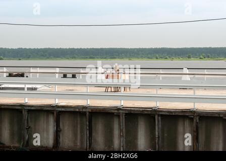 Myshkin, région de Yaroslavl, Russie, 01 août 2013. Le berth de la ville de Myshkin. Une table avec un samovar sur la jetée. Banque D'Images