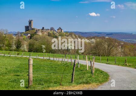 Vue sur le château de Greifenstein dans le village Greifenstein, Lahn-Dill-Kreis district, Hesse, Allemagne, Europe Banque D'Images