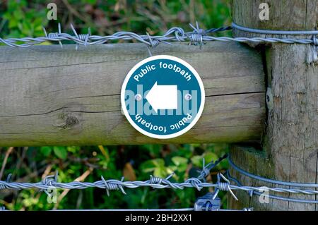 panneau rond public sur le poteau de clôture en bois, norfolk, angleterre Banque D'Images