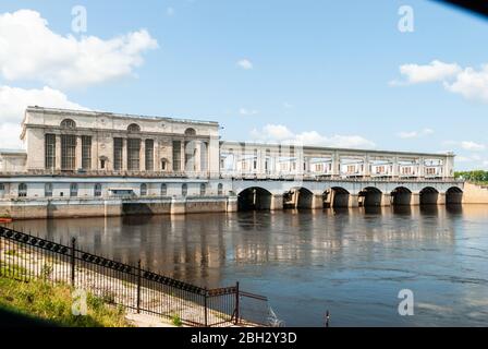 Uglich, région de Yaroslavl, Russie, 1er août 2013. Centrale hydroélectrique d'Uglich sur la Volga dans la région de Yaroslavl, dans la ville d'Uglich Banque D'Images