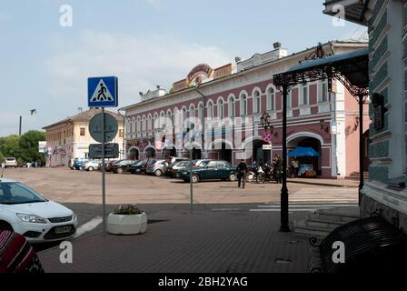 Uglich, région de Yaroslavl, Russie, 1er août 2013. Place de l'hypothèse. Hôtel Uspenskaya. Banque D'Images