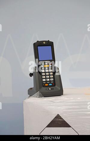 Lecteur de codes-barres portable et scanner sur la station d'accueil du chargeur Banque D'Images