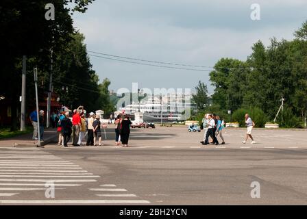 Uglich, région de Yaroslavl, Russie, 1er août 2013. Place de l'hypothèse. Touristes avec un bateau de croisière. Banque D'Images