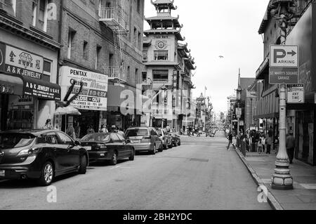 San Francisco Pentax parking Chine ville lampadaire voitures route bijoux chines personnes personne nourriture boisson manger restaurant panneaux drapeau parking Banque D'Images