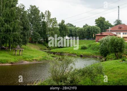 Uglich, région de Yaroslavl, Russie, 1er août 2013. Kremlin d’Uglich. Moat rempli d'eau Banque D'Images