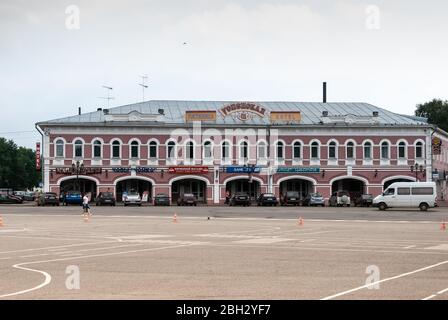 Uglich, région de Yaroslavl, Russie, 1er août 2013. Supposition Square Hotel Uspenskaya Centre d'Uglich Banque D'Images