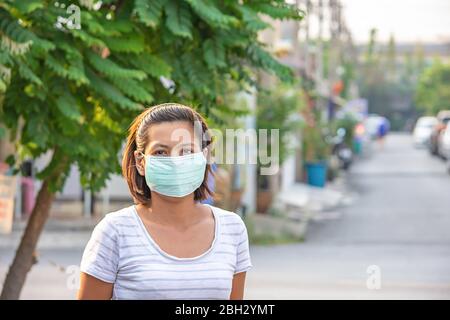 Femme de l'ANASE à porter un masque pour éviter que la poussière à Bangkok, Thaïlande. Banque D'Images