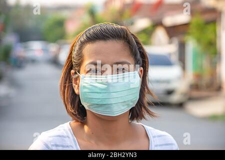 Femme de l'ANASE à porter un masque pour éviter que la poussière à Bangkok, Thaïlande. Banque D'Images