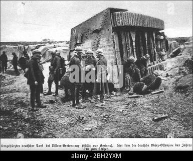 Il a été un réservoir lourd introduit par l'Allemagne en 1918 pendant la première Guerre mondiale. L'A7 a été de 7,34 m (24 pi 1 po) de long et de 3 m (9 pi 10 po) de large, et la hauteur maximale était de 3,3 m (10 pi 10 po). L'équipage était officiellement composé d'au moins 17 soldats et d'un officier : commandant (officier, typiquement lieutenant), chauffeur, mécanicien, mécanicien/signaleur, 12 fantassins (six mitrailleuses, six chargeurs) et deux artillerymen (maître armé et chargeur). Les 7 V sont souvent entrés en action avec jusqu'à 25 hommes à bord Banque D'Images