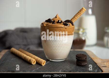 Verre avec café à la crème Dalgona tendance à boire un espresso au latte coréen avec mousse de café Banque D'Images