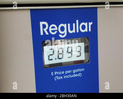 Les prix régionaux du gaz sont bas lors d'une éclosion du coronavirus COVID-19 à Orinda, Californie, le 30 mars 2020. Les prix du gaz ont atteint des niveaux record aux États-Unis au cours de l'épidémie. () Banque D'Images