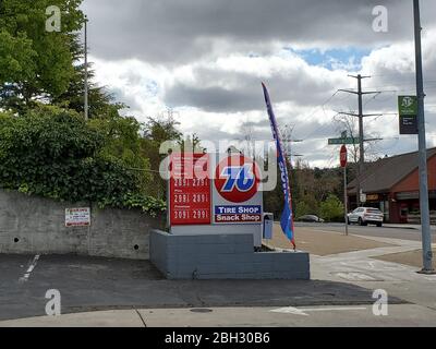 Les prix régionaux du gaz sont bas lors d'une éclosion du coronavirus COVID-19 à Orinda, Californie, le 30 mars 2020. Les prix du gaz ont atteint des niveaux record aux États-Unis au cours de l'épidémie. () Banque D'Images