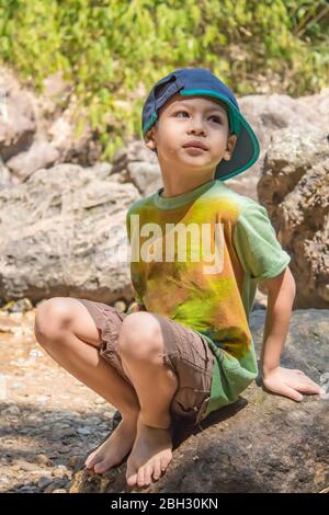 Les garçons étaient en train de jouer sur les rochers et profitez de l'Kra-Din Chok chutes d'eau à Kanchanaburi en Thaïlande Banque D'Images