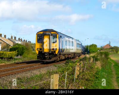 Train ferroviaire du Nord 156472 en quittant Marske sur son chemin vers Bishop Auckland . Il s'agit d'un train de classe 156 remis à neuf remplaçant les Pacers précédents. Banque D'Images