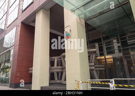 Le panneau est visible sur la façade au siège de la société de logiciel de message d'affaires Slack à San Francisco, Californie, le 8 avril 2020. () Banque D'Images