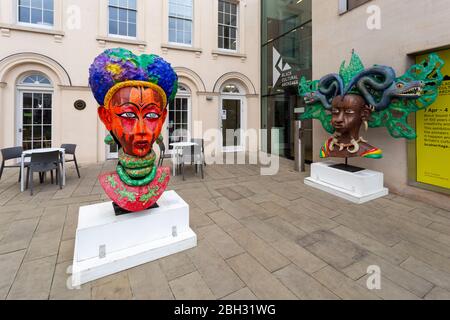 Sculptures colorées de Lyn et Carl Gabriel à l'extérieur des Archives culturelles noires de Windrush Square, Brixton, Londres Banque D'Images