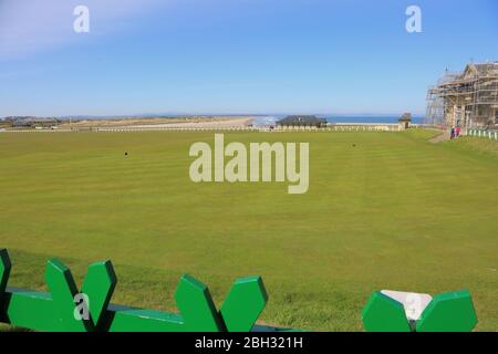 St Andrews, Écosse, Royaume-Uni. 23 avril 2020. Le 18ème green, Old course St Andrews, Fife, Ecosse, Royaume-Uni sur une journée ensoleillée, généralement pleine de touristes et de golfeurs, encore fermé après 4 semaines de LockDown Credit: Derek Allan/Alay Live News Banque D'Images