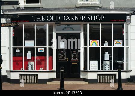 23 avril, Bicester, Oxfordshire, Royaume-Uni . Les boutiques présentent des photos d'arcs-en-ciel, symbole d'espoir en temps sombre, représentant gratitude et grâce au personnel du NHS et à tous les travailleurs clés pour leur service pendant la pandémie de coronavirus. Merci NHS. Crédit Bridget Catterall/Alay Live News Banque D'Images