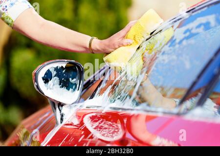 Laver sa voiture Femme Banque D'Images