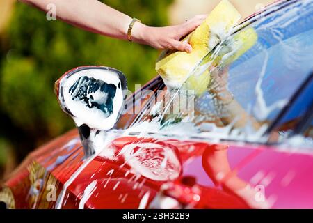 Laver sa voiture Femme Banque D'Images