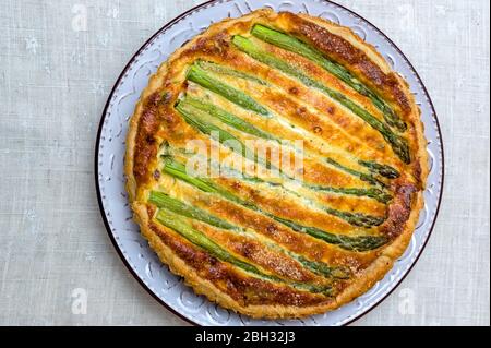 Tartelez avec des asperges vertes et du fromage grillé sur la table Banque D'Images