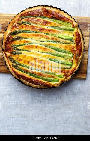 Tartelez avec des asperges vertes et du fromage grillé sur la table Banque D'Images