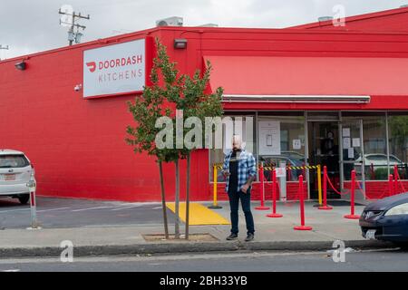 Façade avec logo à Doordash Kitchen, une cuisine fantôme expérimentale pour le service d'application de livraison de nourriture Doordash dans la Silicon Valley, Foster City, Californie, 10 avril 2020. () Banque D'Images