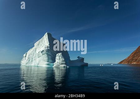 Icebergs flottants au Groenland (été) Banque D'Images