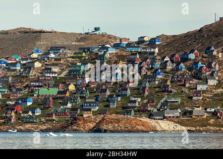 Maisons traditionnelles en bois bleu à Upernavik (Groenland) - été - jour Banque D'Images