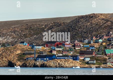 Maisons traditionnelles en bois bleu à Upernavik (Groenland) - été - jour Banque D'Images