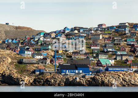 Maisons traditionnelles en bois bleu à Upernavik (Groenland) - été - jour Banque D'Images