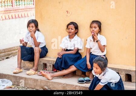 Les enfants cambodgiens jouent à l'extérieur de leur école locale dans le village flottant de Tonle SAP, Kampong Phluk, province de Siem Reap, Cambodge. Banque D'Images