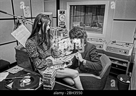BBC DJ 'The Baron' à radio Manchester dans les premiers jours de la station. Comprend le modèle Manchester Sue Dexter (Dester) de l'agence Sheelah Wilson. Banque D'Images